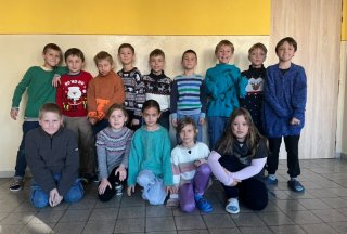 V rámci dalšího projektového dne Hrdé školy Dne ošklivých svetrů, jsme vyhlásili soutěž o nejnevkusnější model ????. Na módní -nemódní přehlídce nechyběla porota, obecenstvo ani odměny. 